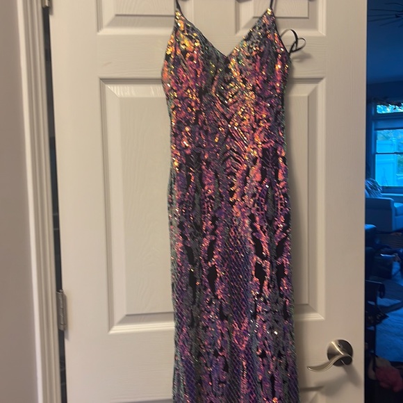 Prom dress size 1 but fit me and I’m a size 3 straps are adjustable!Fully padded - Picture 7 of 10